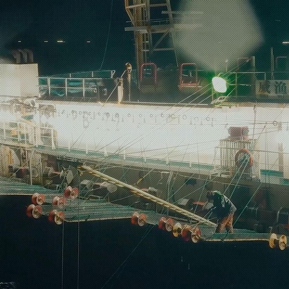 茫茫大海上的奴役与掠夺：中国远洋鱿鱼捕捞船调查– Wainao