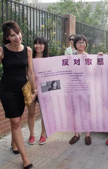 Activists rally to support Kim Lee’s fight against domestic violence